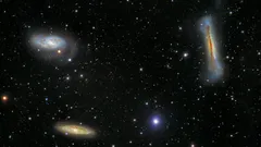 Tři vzdálené galaxie ve vesmíru s hvězdami a tmavým pozadím