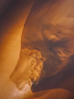 Detail sněhem pokrytého povrchu u řeky