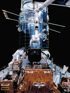 Astronauti vyměňují senzor přesného zaměření na dalekohledu Hubble v roce 1997