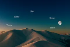 Noční obloha s planetami Uran, Jupiter, Neptun, Saturn a Venuše nad horami
