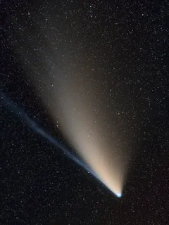 Kometa NEOWISE na noční obloze se hvězdami, 21. července 2020