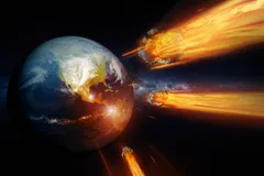 Planeta Země zasahovaná hořícími meteory ve vesmíru