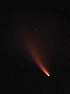 Černobílá noční obloha s hvězdami a kometou Neowise