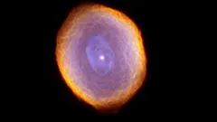 Planetární mlhovina na černém pozadí, fialová struktura s oranžovým lemem