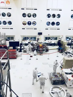 Muž ve bílém obleku na misi na Mars