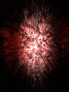 Ohňostroj explodující na noční obloze